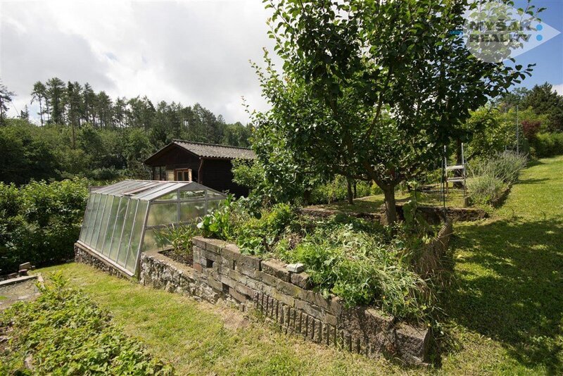 Prodej chaty s krásnou zahradou v Českém krasu