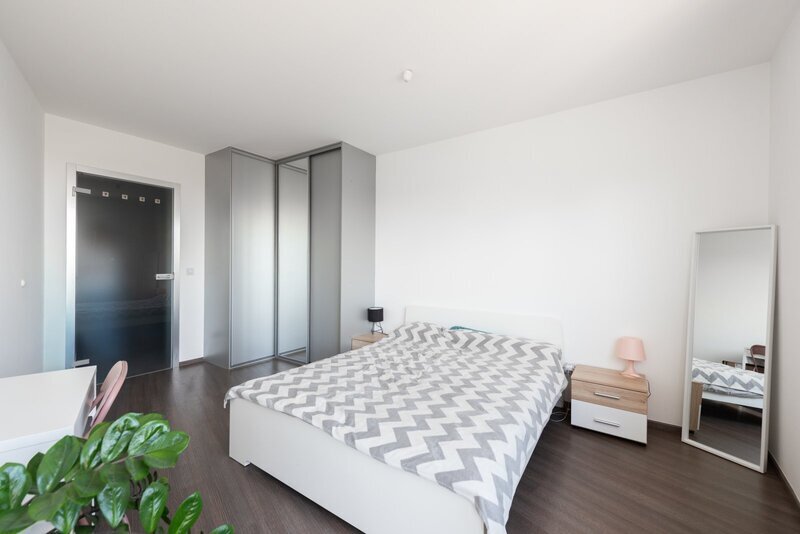 Prodej bytu 2+kk s balkonem a garážovým stáním, novostavba, výhled do zeleně