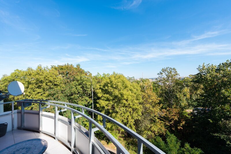 Prodej bytu 2+kk s balkonem a garážovým stáním, novostavba, výhled do zeleně