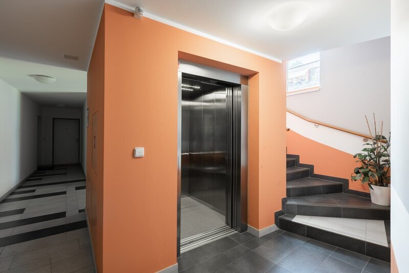 Prodej bytu 2+kk s balkonem a garážovým stáním, novostavba, výhled do zeleně