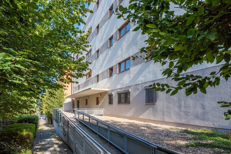 Prodej bytu 2+kk s balkonem a garážovým stáním, novostavba, výhled do zeleně