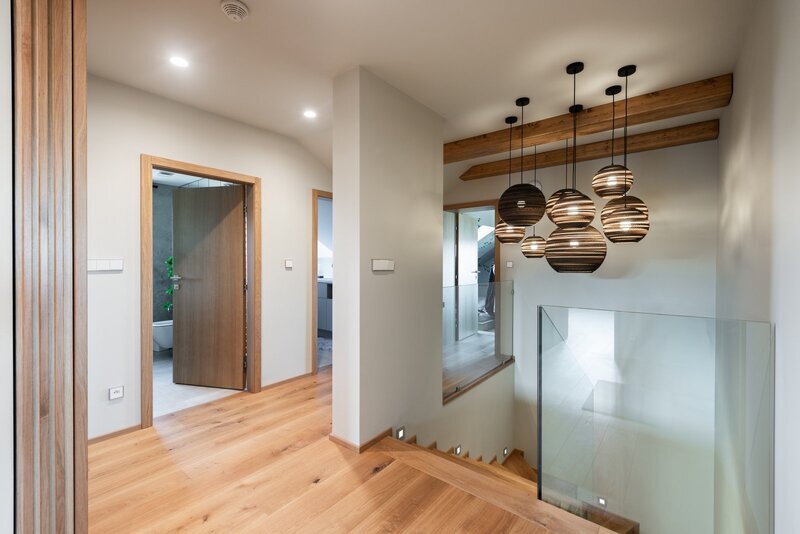 Prodej unikátního rodinného domu 6+1 (7+1). Novostavba, Líšnice, Praha - západ.