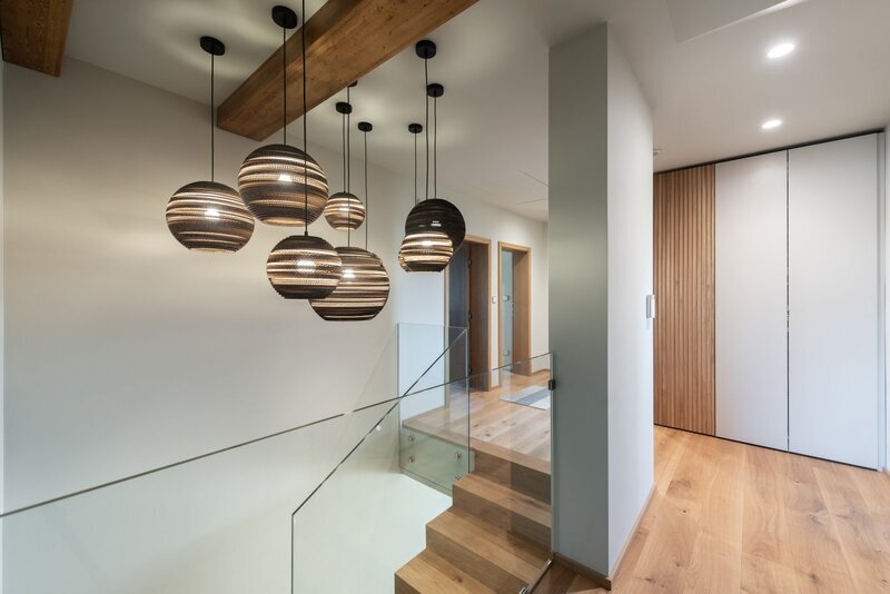 Prodej unikátního rodinného domu 6+1 (7+1). Novostavba, Líšnice, Praha - západ.