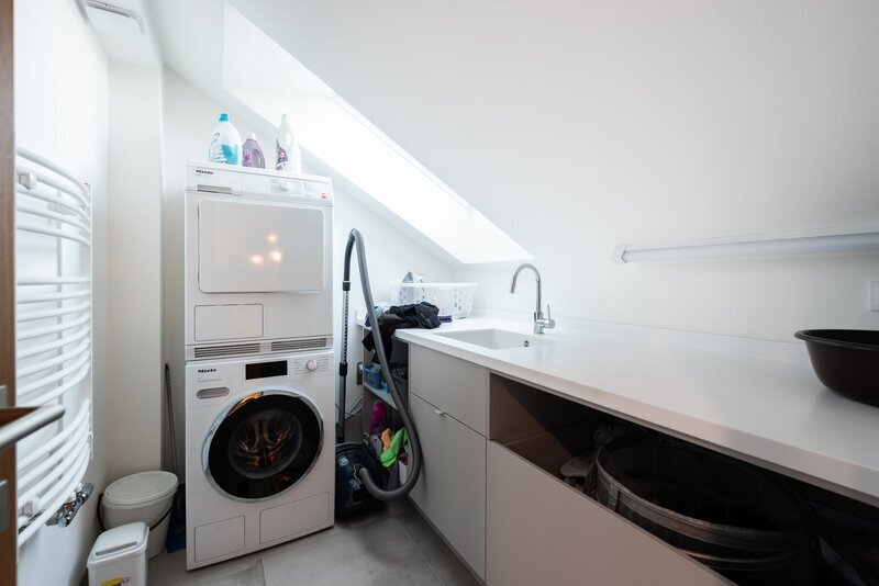 Prodej unikátního rodinného domu 6+1 (7+1). Novostavba, Líšnice, Praha - západ.