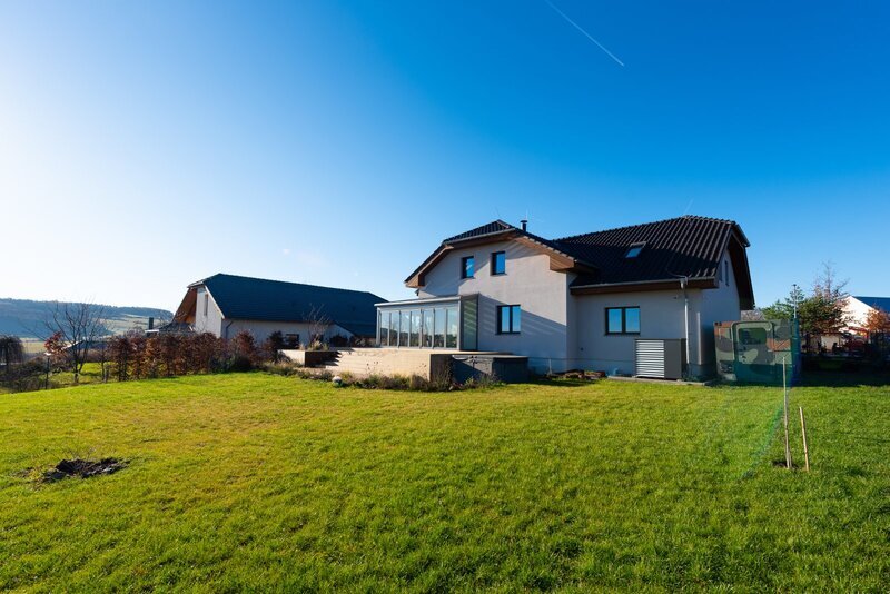 Prodej unikátního rodinného domu 6+1 (7+1). Novostavba, Líšnice, Praha - západ.