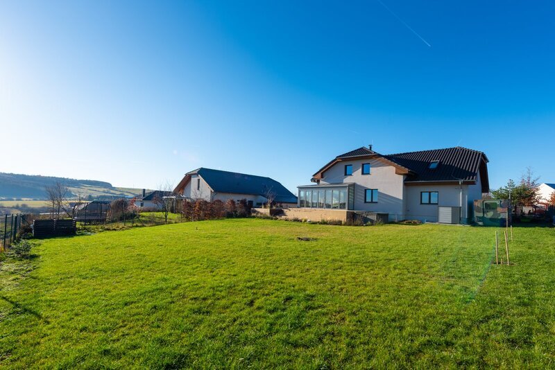 Prodej unikátního rodinného domu 6+1 (7+1). Novostavba, Líšnice, Praha - západ.