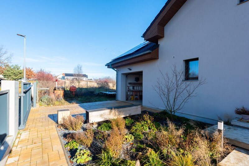 Prodej unikátního rodinného domu 6+1 (7+1). Novostavba, Líšnice, Praha - západ.