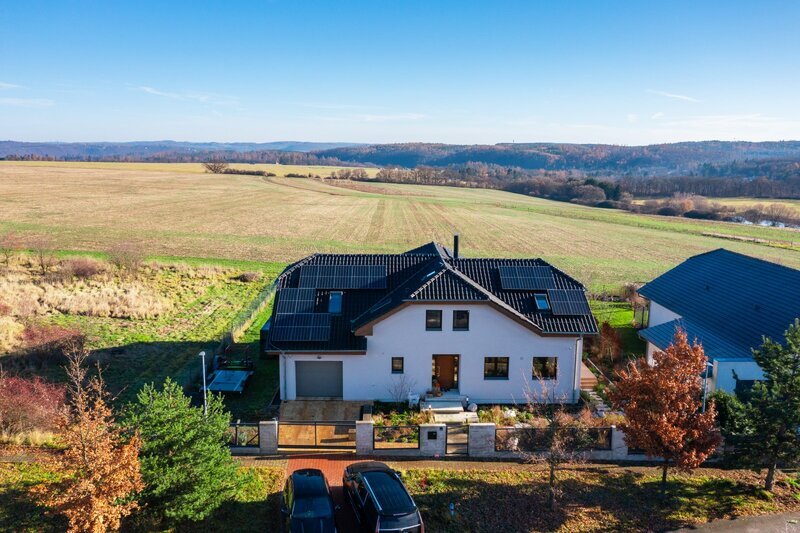 Prodej unikátního rodinného domu 6+1 (7+1). Novostavba, Líšnice, Praha - západ.