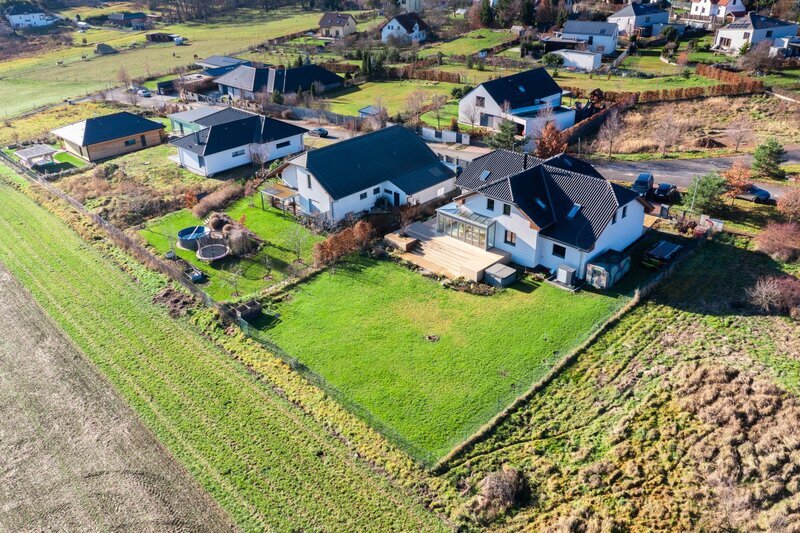 Prodej unikátního rodinného domu 6+1 (7+1). Novostavba, Líšnice, Praha - západ.