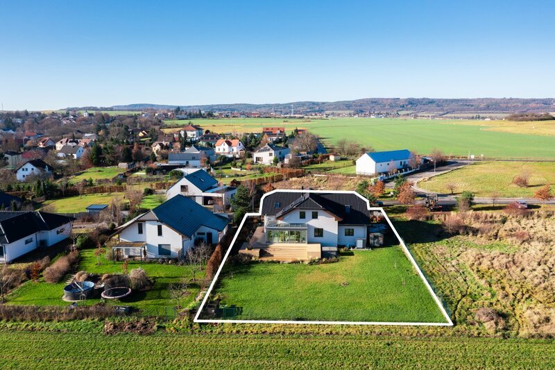 Prodej unikátního rodinného domu 6+1 (7+1). Novostavba, Líšnice, Praha - západ.