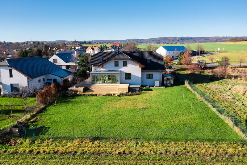 Prodej unikátního rodinného domu 6+1 (7+1). Novostavba, Líšnice, Praha - západ.