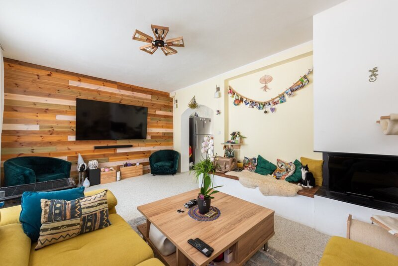 Prodej prostorného RD ve Vinařicích, výborný stav, příjemné místo.