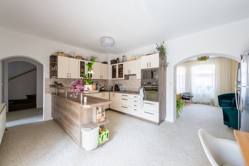 Prodej prostorného RD ve Vinařicích, výborný stav, příjemné místo.