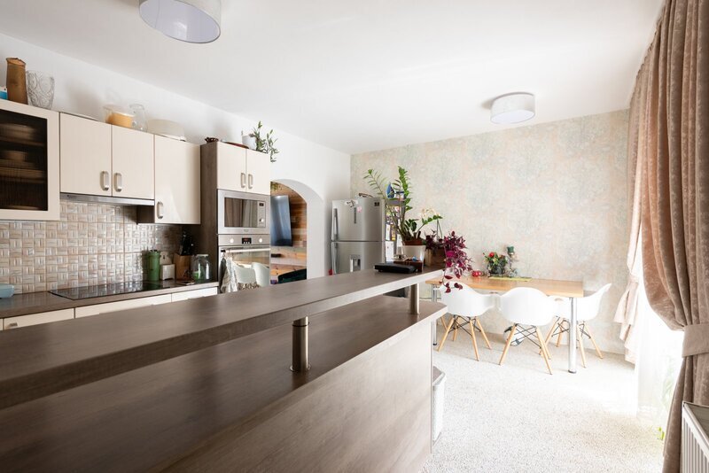 Prodej prostorného RD ve Vinařicích, výborný stav, příjemné místo.