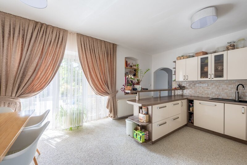 Prodej prostorného RD ve Vinařicích, výborný stav, příjemné místo.