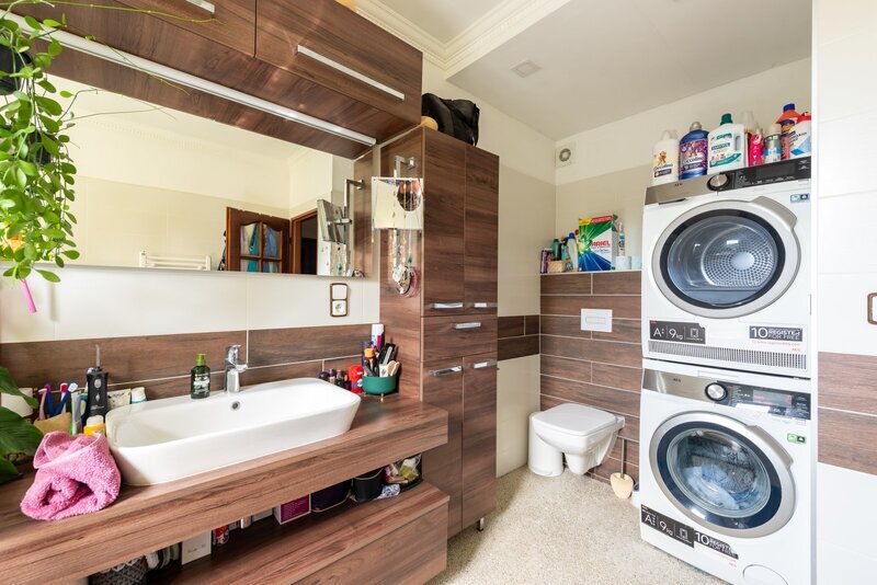 Prodej prostorného RD ve Vinařicích, výborný stav, příjemné místo.