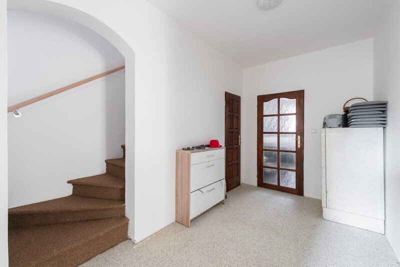 Prodej prostorného RD ve Vinařicích, výborný stav, příjemné místo.