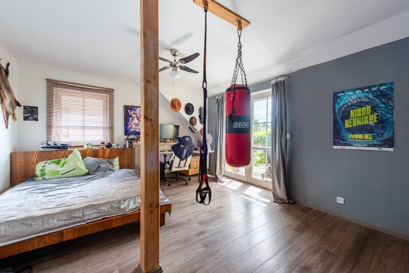 Prodej prostorného RD ve Vinařicích, výborný stav, příjemné místo.