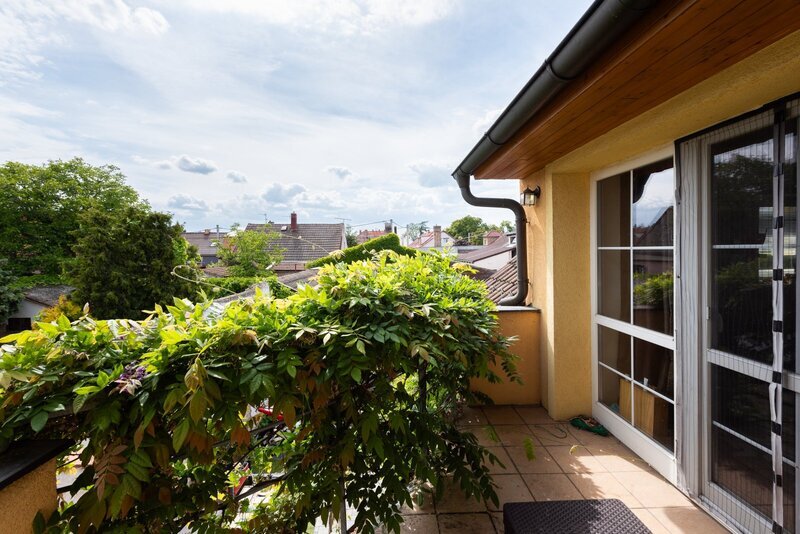 Prodej prostorného RD ve Vinařicích, výborný stav, příjemné místo.