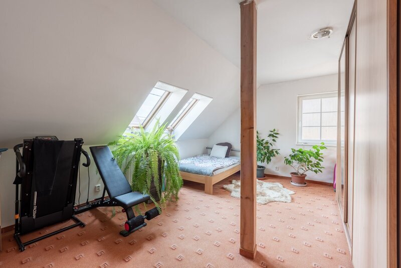 Prodej prostorného RD ve Vinařicích, výborný stav, příjemné místo.