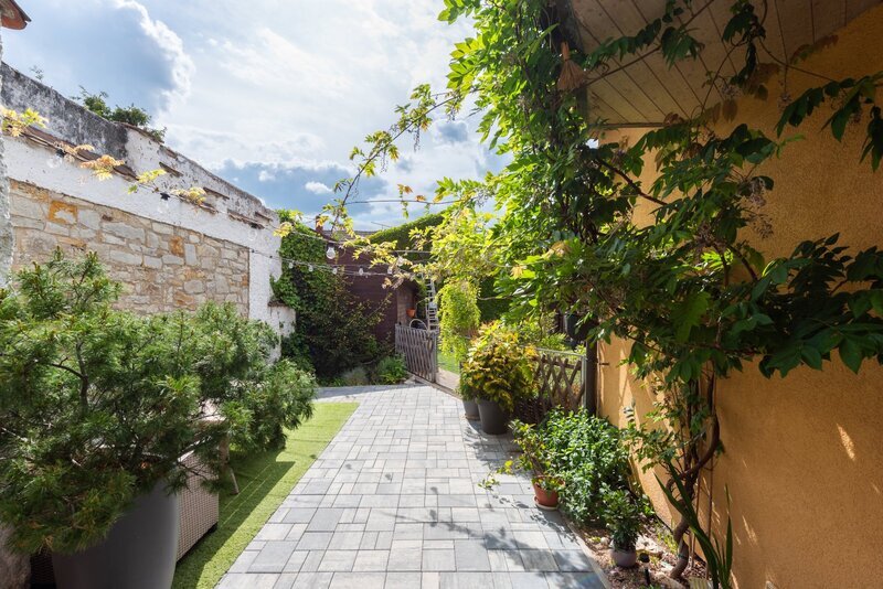 Prodej prostorného RD ve Vinařicích, výborný stav, příjemné místo.