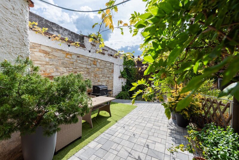 Prodej prostorného RD ve Vinařicích, výborný stav, příjemné místo.