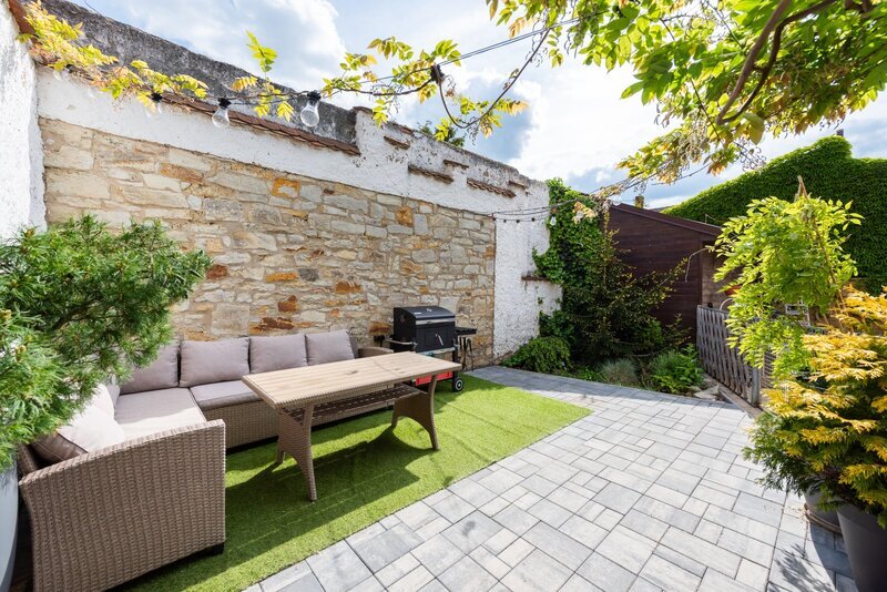 Prodej prostorného RD ve Vinařicích, výborný stav, příjemné místo.