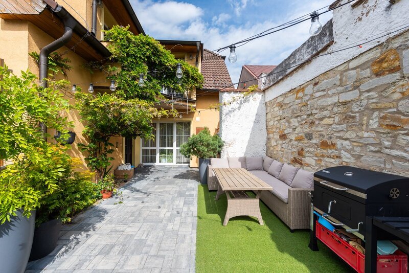 Prodej prostorného RD ve Vinařicích, výborný stav, příjemné místo.