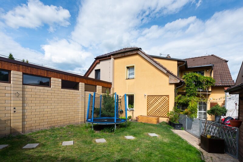 Prodej prostorného RD ve Vinařicích, výborný stav, příjemné místo.