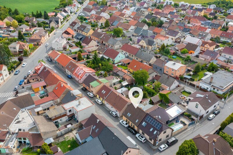 Prodej prostorného RD ve Vinařicích, výborný stav, příjemné místo.