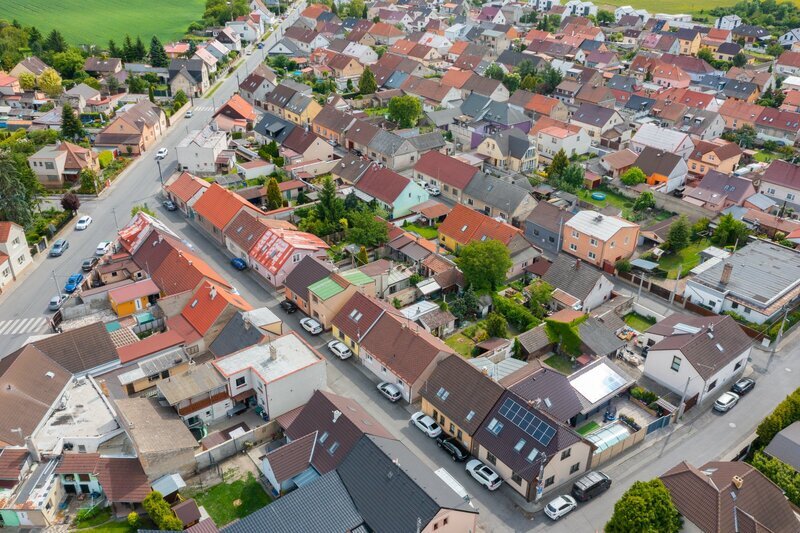 Prodej prostorného RD ve Vinařicích, výborný stav, příjemné místo.