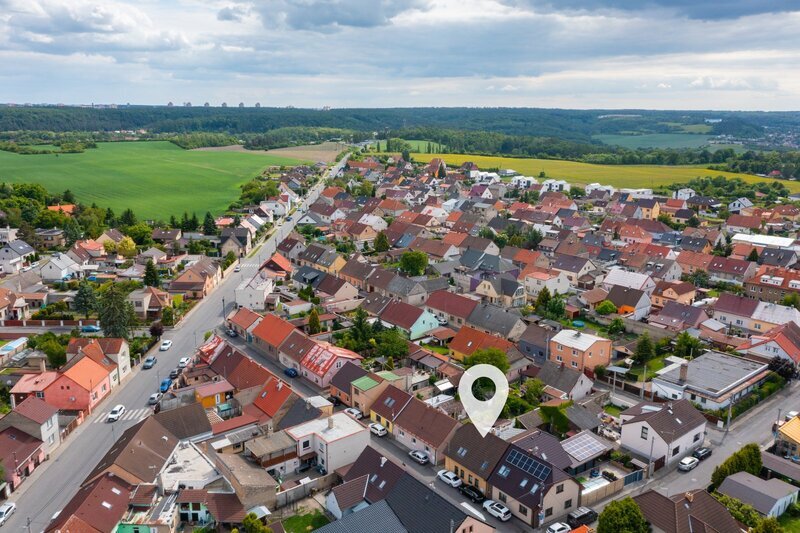 Prodej prostorného RD ve Vinařicích, výborný stav, příjemné místo.