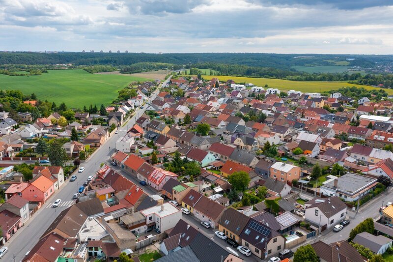 Prodej prostorného RD ve Vinařicích, výborný stav, příjemné místo.