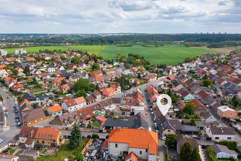 Prodej prostorného RD ve Vinařicích, výborný stav, příjemné místo.