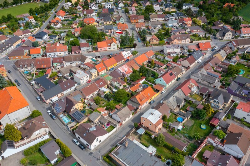 Prodej prostorného RD ve Vinařicích, výborný stav, příjemné místo.