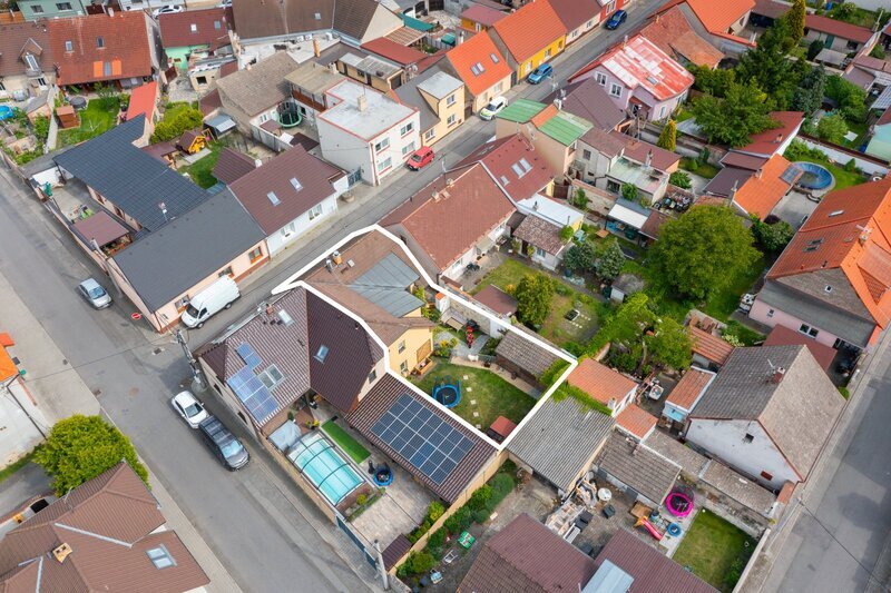 Prodej prostorného RD ve Vinařicích, výborný stav, příjemné místo.