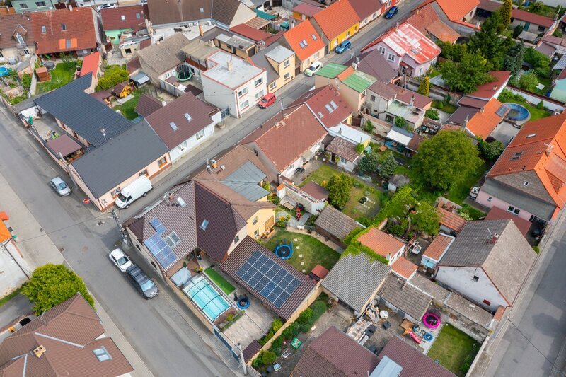 Prodej prostorného RD ve Vinařicích, výborný stav, příjemné místo.