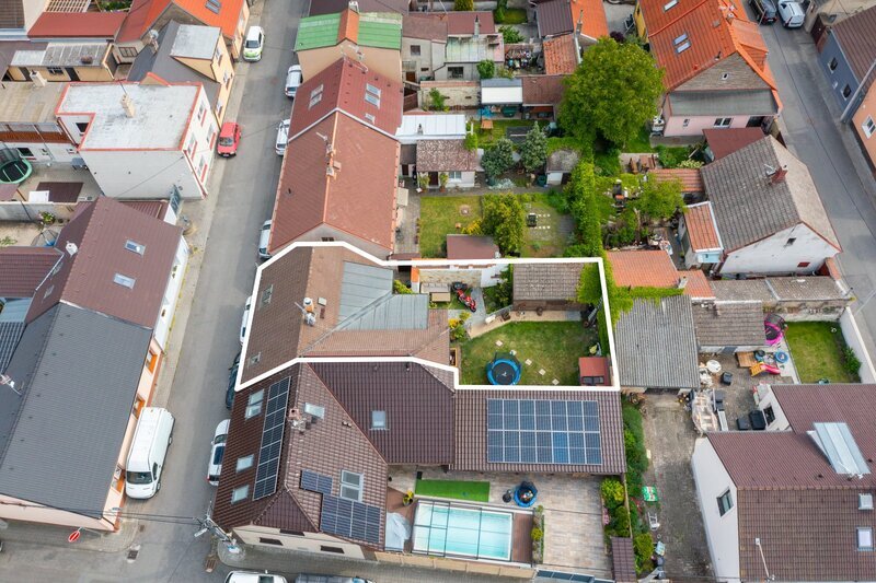 Prodej prostorného RD ve Vinařicích, výborný stav, příjemné místo.