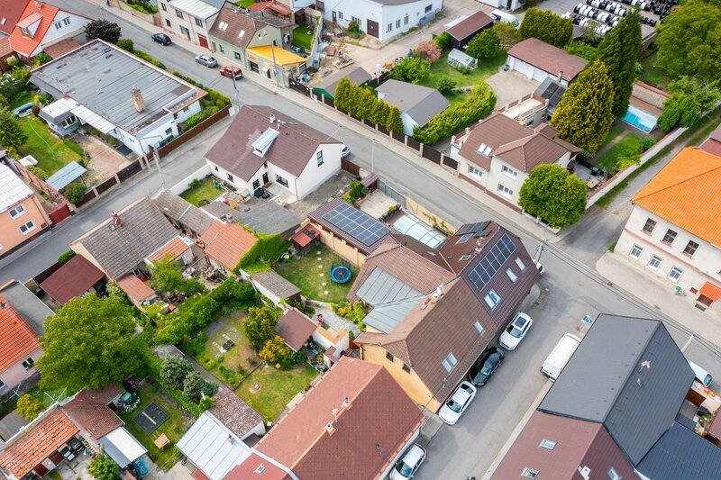 Prodej prostorného RD ve Vinařicích, výborný stav, příjemné místo.