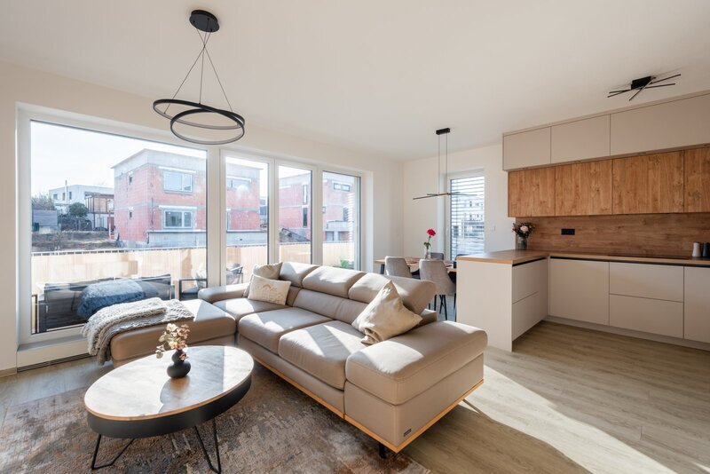 Prodej nadstandardního bytu 3+kk, pracovna/šatna s oknem, terasa, garážové stání