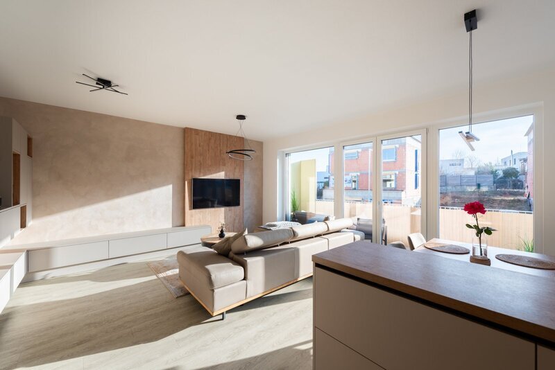 Prodej nadstandardního bytu 3+kk, pracovna/šatna s oknem, terasa, garážové stání