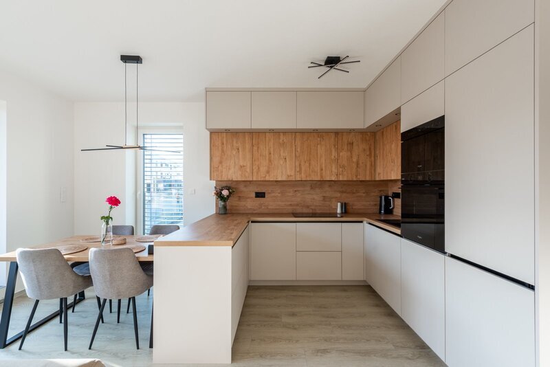 Prodej nadstandardního bytu 3+kk, pracovna/šatna s oknem, terasa, garážové stání