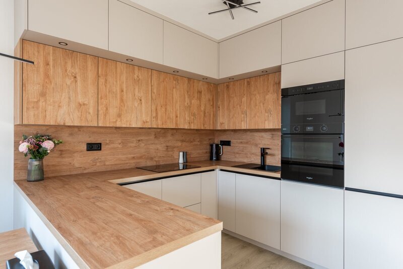 Prodej nadstandardního bytu 3+kk, pracovna/šatna s oknem, terasa, garážové stání