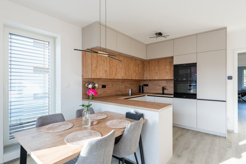 Prodej nadstandardního bytu 3+kk, pracovna/šatna s oknem, terasa, garážové stání