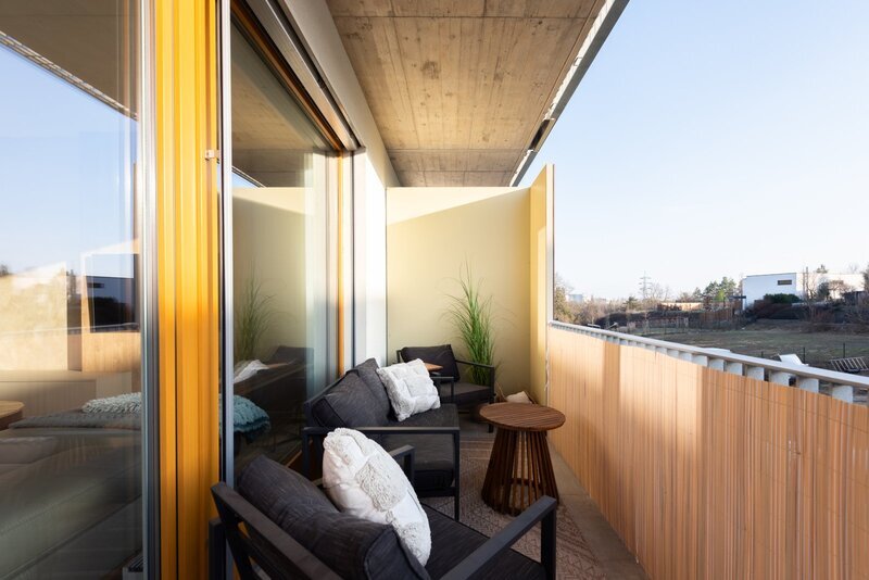 Prodej nadstandardního bytu 3+kk, pracovna/šatna s oknem, terasa, garážové stání