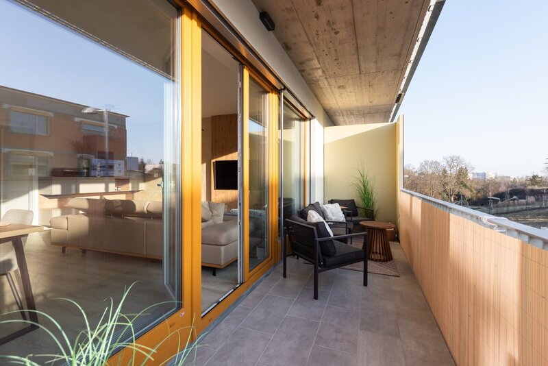 Prodej nadstandardního bytu 3+kk, pracovna/šatna s oknem, terasa, garážové stání