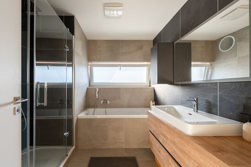 Prodej nadstandardního bytu 3+kk, pracovna/šatna s oknem, terasa, garážové stání