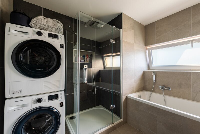 Prodej nadstandardního bytu 3+kk, pracovna/šatna s oknem, terasa, garážové stání