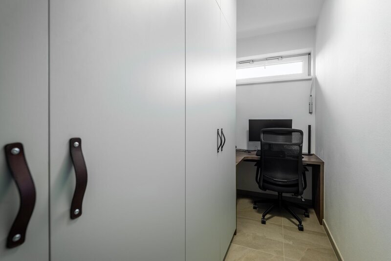 Prodej nadstandardního bytu 3+kk, pracovna/šatna s oknem, terasa, garážové stání