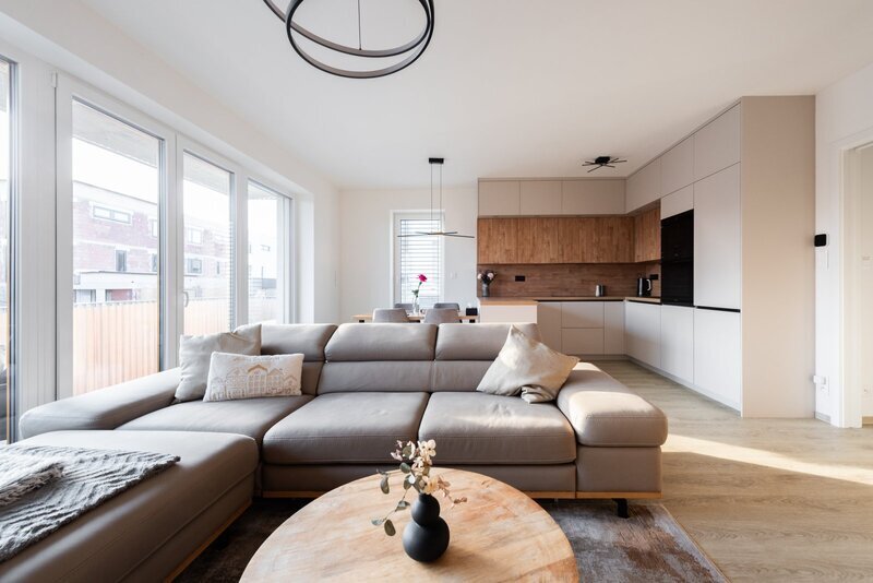 Prodej nadstandardního bytu 3+kk, pracovna/šatna s oknem, terasa, garážové stání